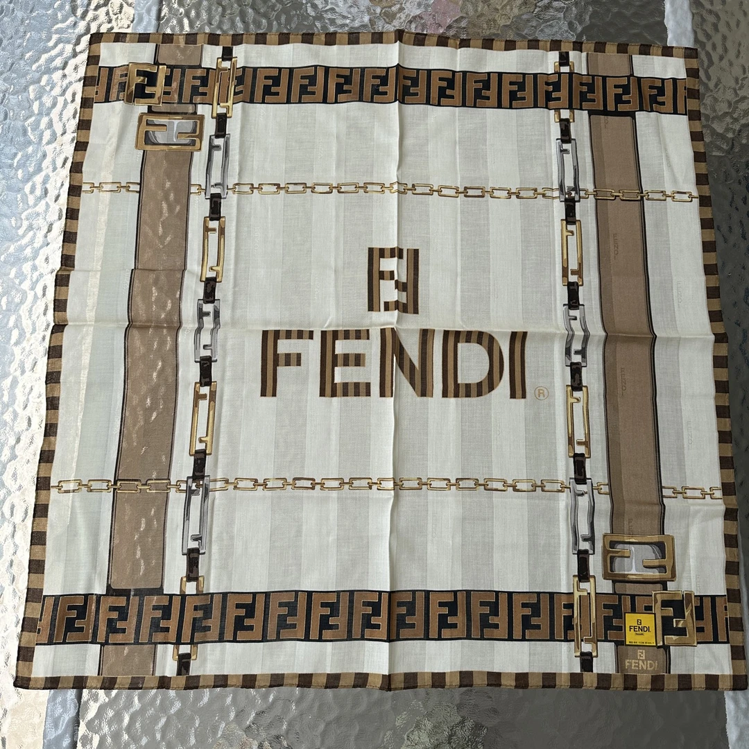99新 FENDI/芬迪 FENDI女士米色logo方巾155840