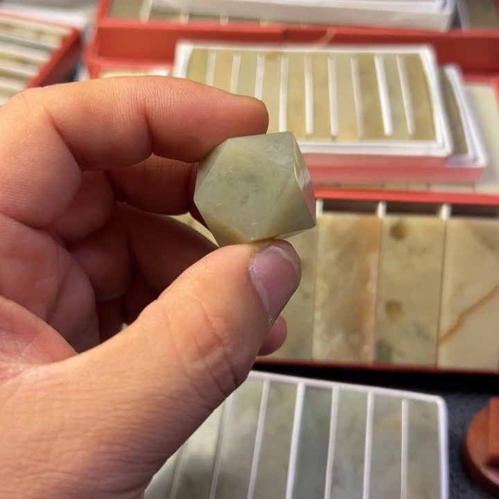 栖***迟伊犁石印石菱形印一枚，打孔