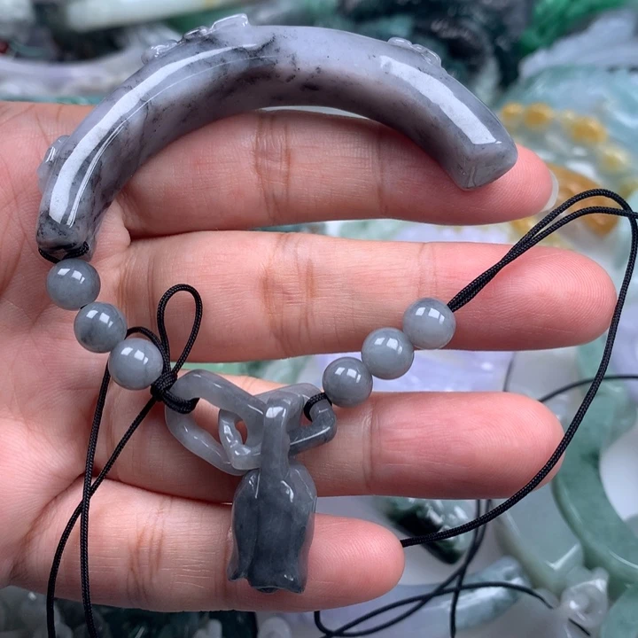 颈饰未镶嵌翡翠艾*儿