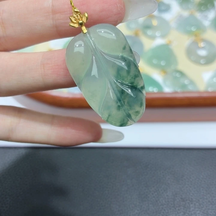 颈饰18K金镶嵌翡翠
