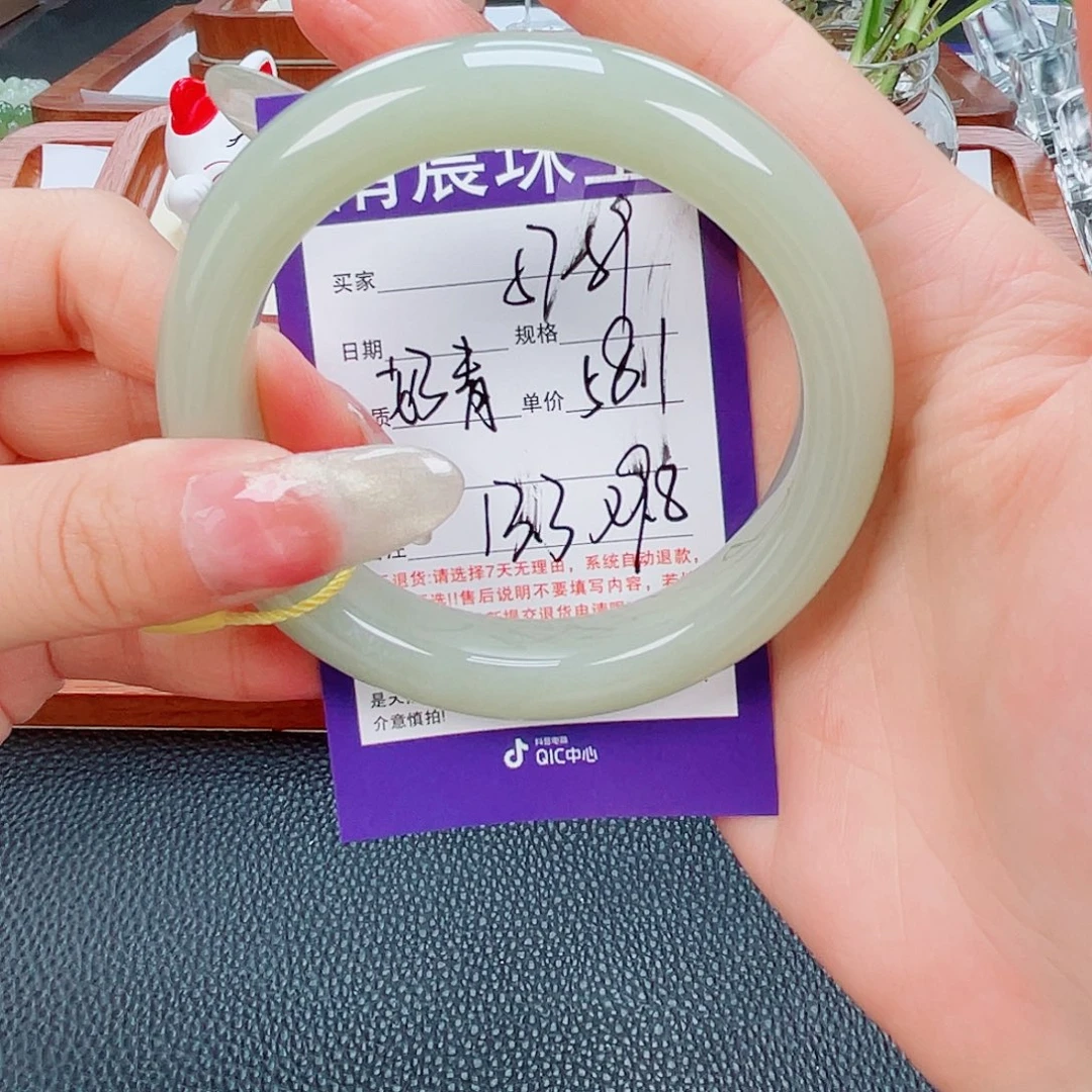 柚***子和田玉未镶嵌手镯
