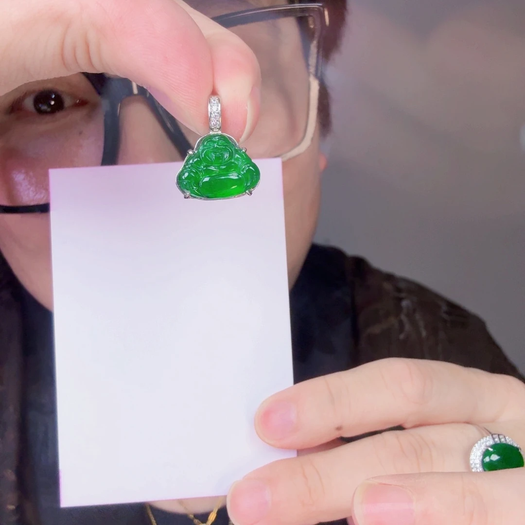 翡翠未镶嵌颈饰一件