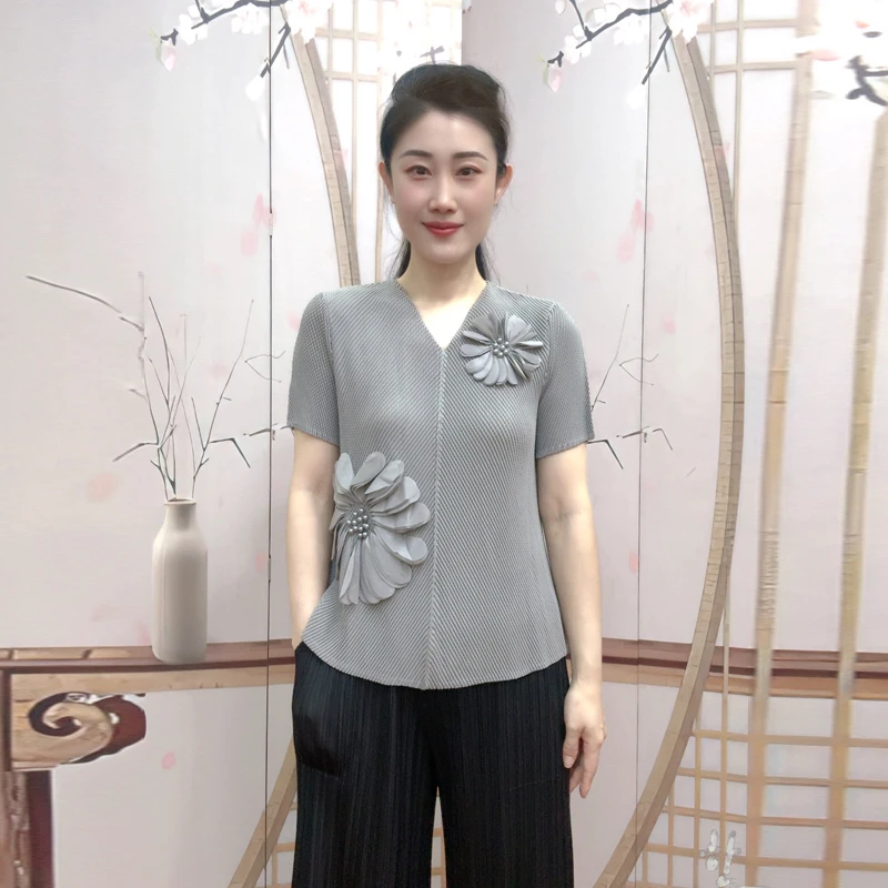 三宅T恤条纹洋气新款修身型气质褶皱纯欲风百搭显瘦V领妈妈装上衣