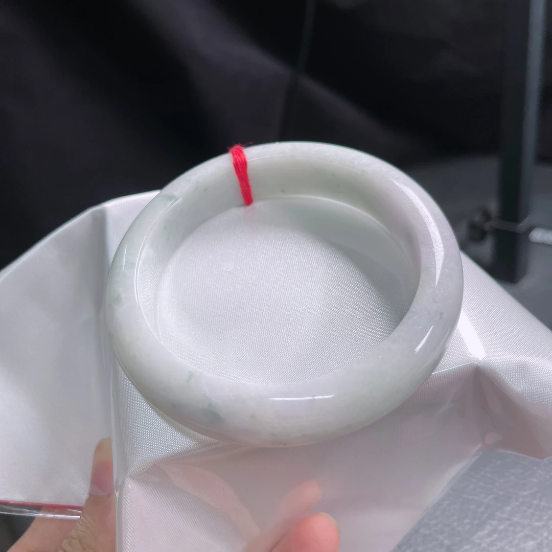 62圈口好种淡绿飘花宽边手镯1340尺寸61.8*14.3*9.3mm有纹无裂