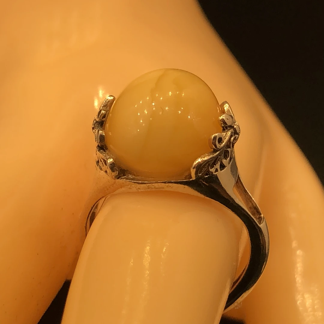 虎皮纹天然蜜蜡戒指。