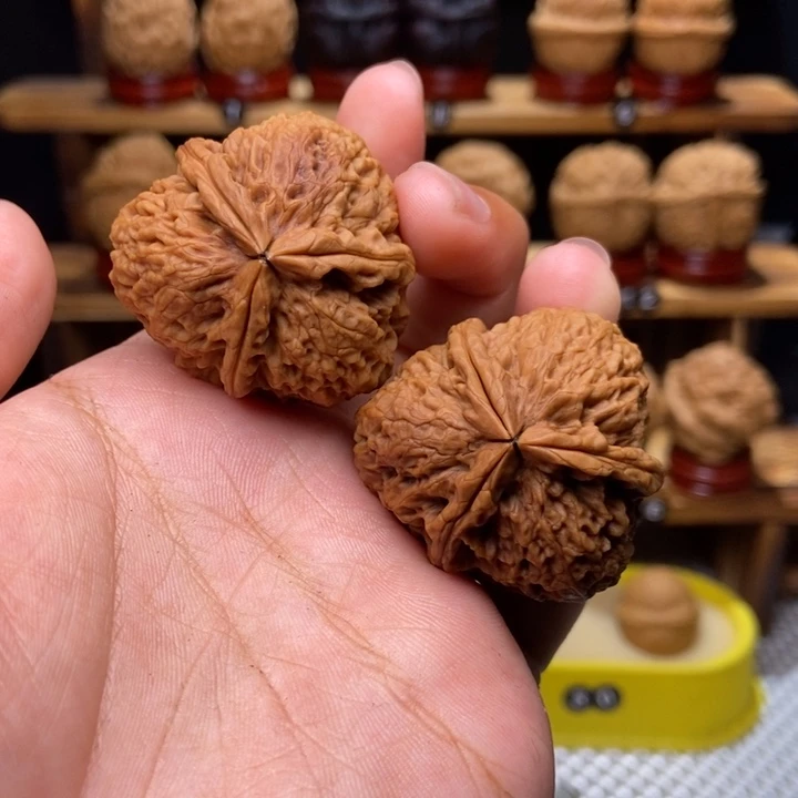 文玩核桃吊坠P****?蝴蝶纹三棱88