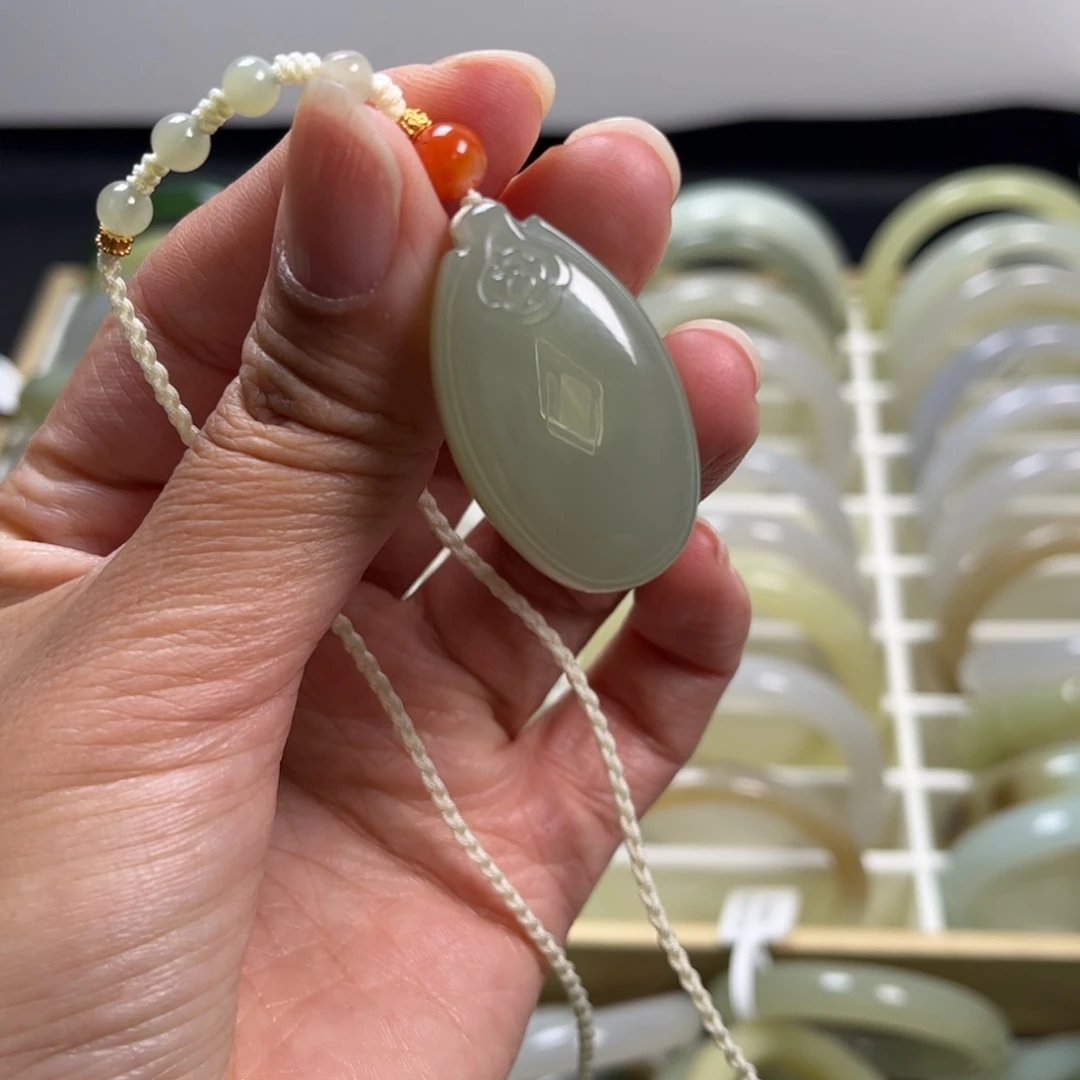 和田玉未镶嵌吊坠(赠链)