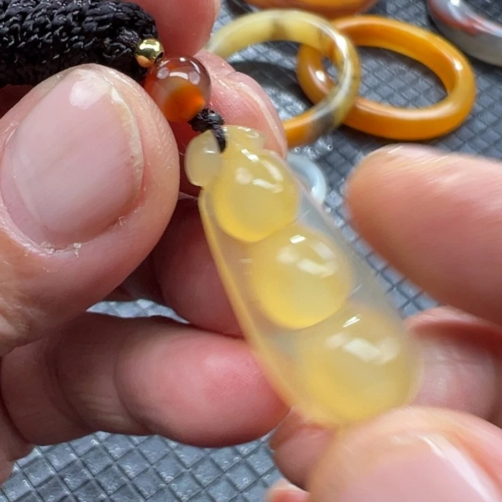 石英质玉（黄龙玉）颈饰未镶嵌