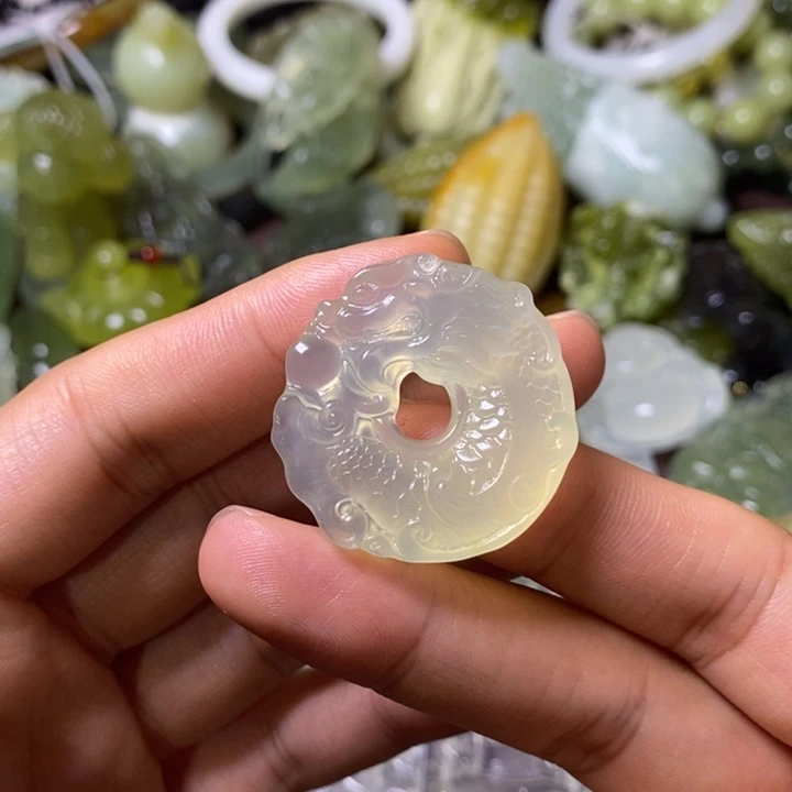 岫玉岫玉颈饰未镶嵌?