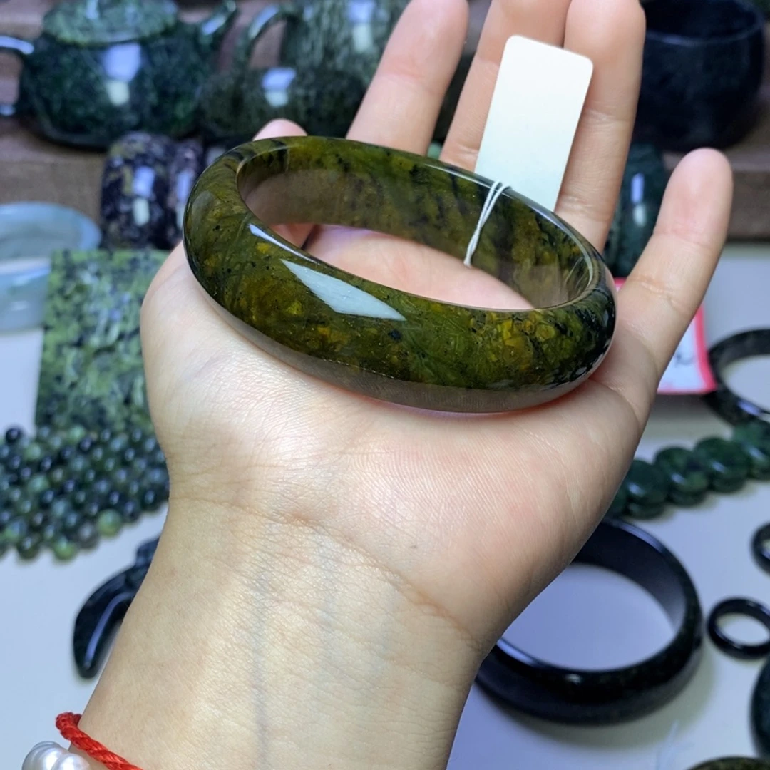 小***梨蛇纹石玉未镶嵌颈饰