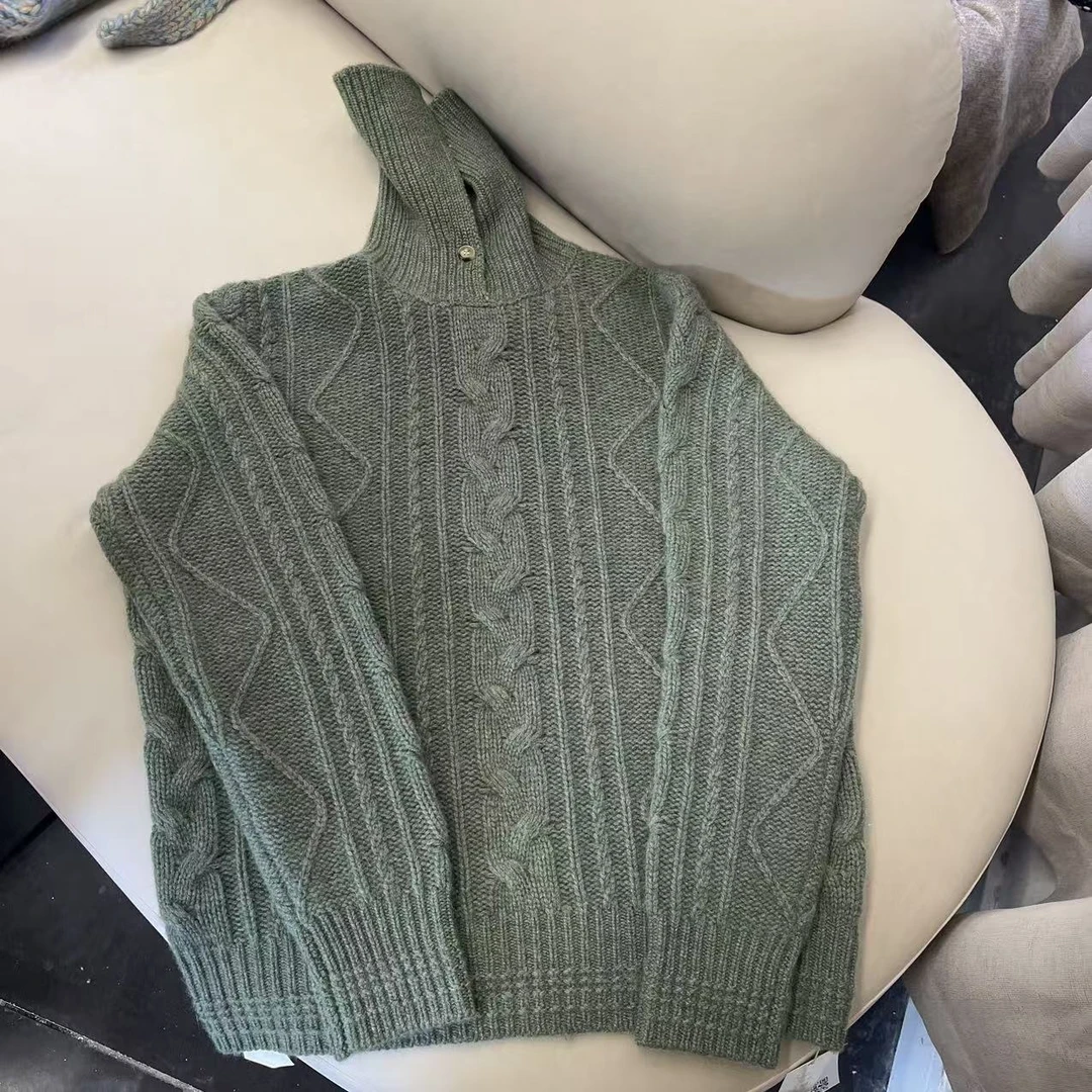 【100山羊绒】轻奢252720-慵懒风时尚麻花纹高领带扣子针织套头衫