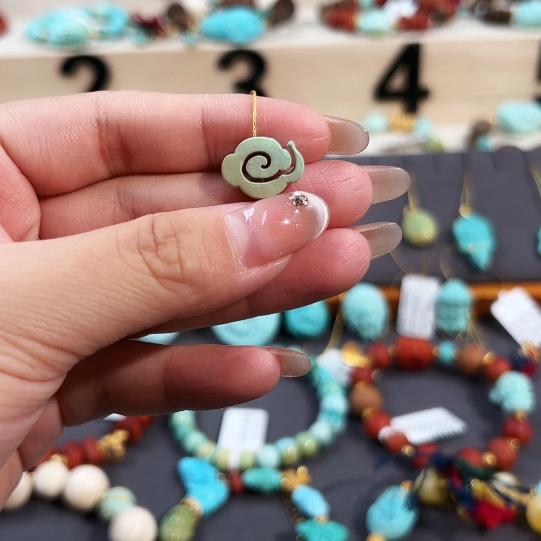 绿松石未镶嵌把件俏色丝绒祥云配饰