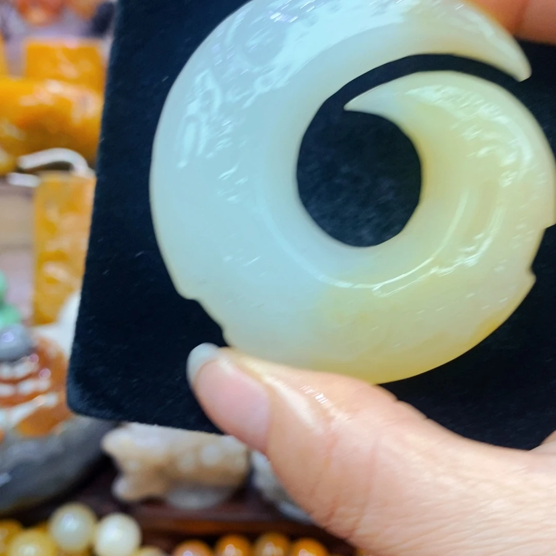 未镶嵌石英质玉（黄龙玉）颈饰