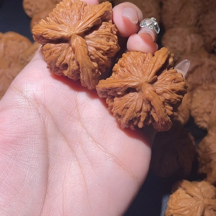 神***手文玩核桃吊坠小妹三棱