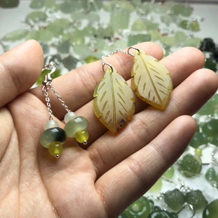 蛇纹石玉耳饰合金