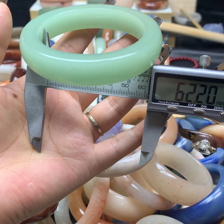 未镶嵌手镯石英质玉