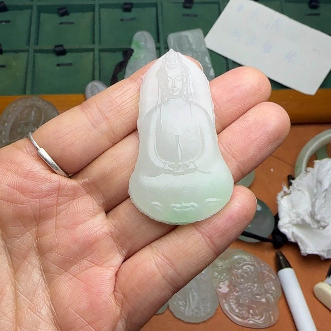 翡翠未镶嵌颈饰观音