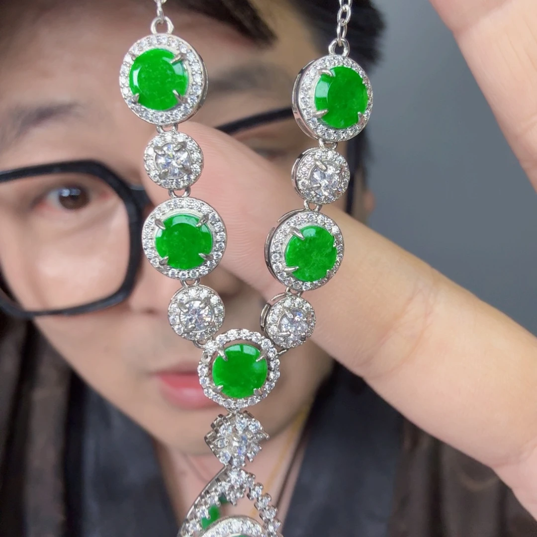 翡翠未镶嵌颈饰一件