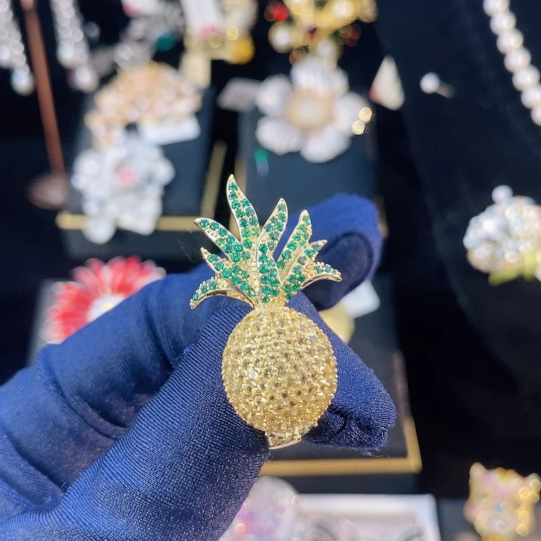 锆石铜合金菠萝胸针