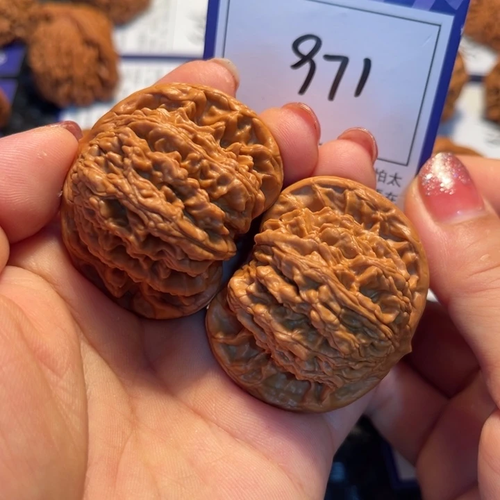 桃核把件45狮虎兽971