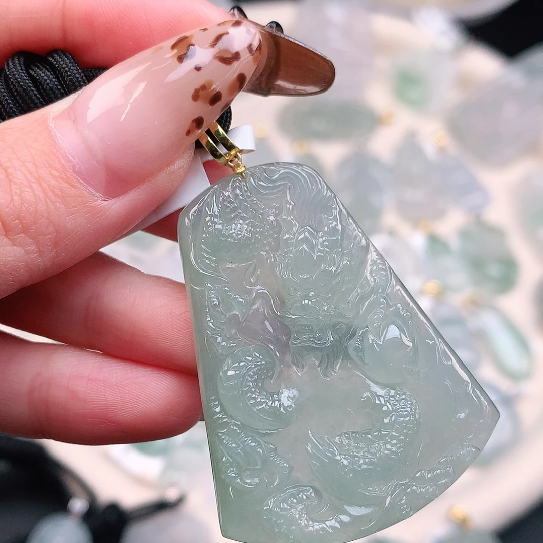 翡翠颈饰18K金镶嵌冰绿龙牌52.7、45.5、35.3、5