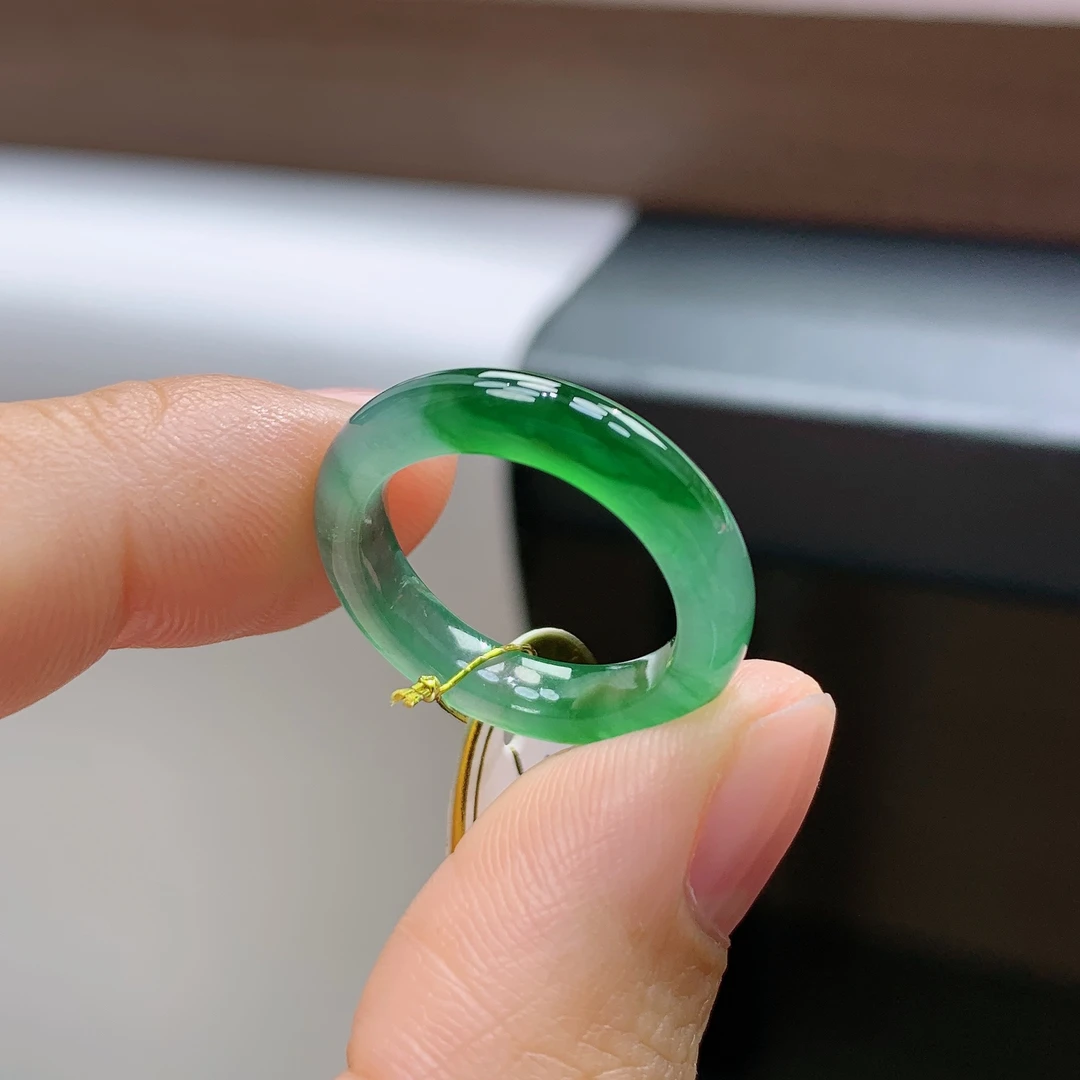 9号圈天然缅甸翡翠A货冰辣绿翡翠戒指15.6*3.6*3mm