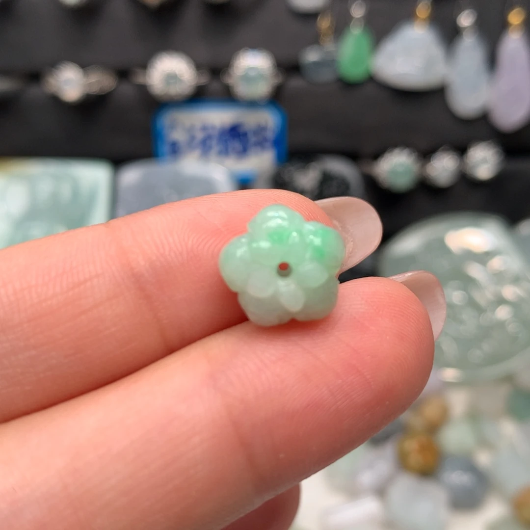 翡翠未镶嵌摆件莲花
