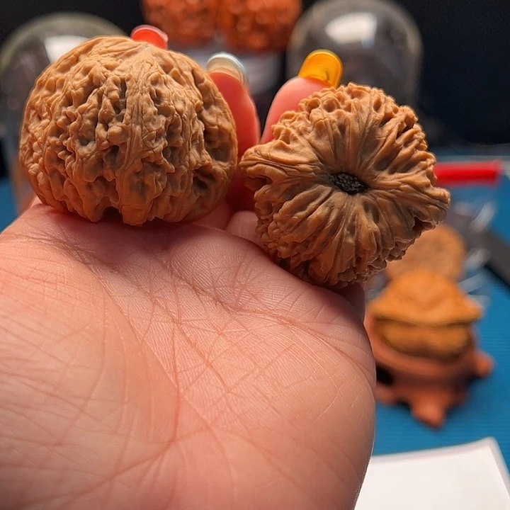 文玩核桃把件南疆石凹底 球疆
