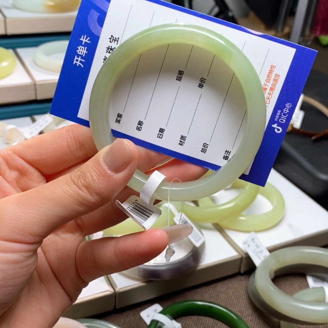 【闪购商品】和田玉手镯未镶嵌不**尔