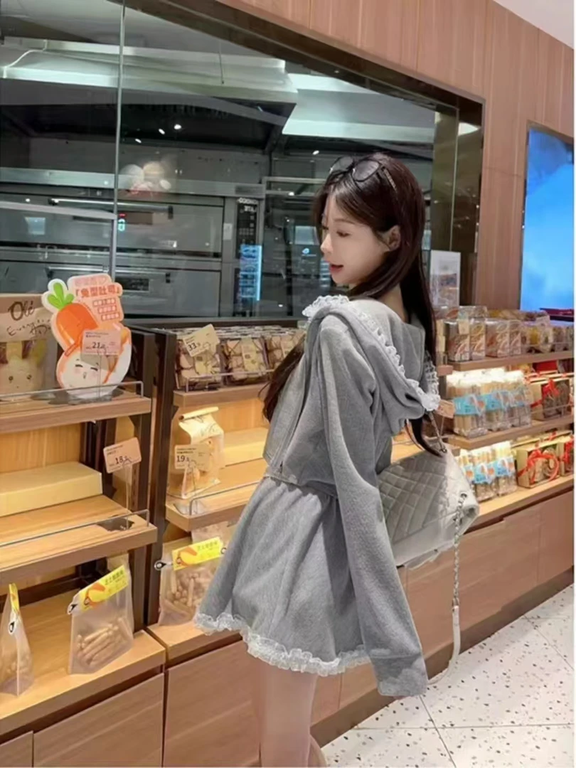 休闲风蕾丝拼接连帽卫衣搭配高腰防走光半身短裙女款