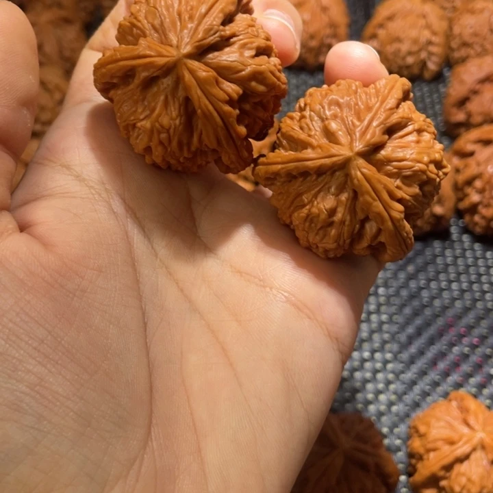 俄***棍吊坠文玩核桃白狮子三棱拼接