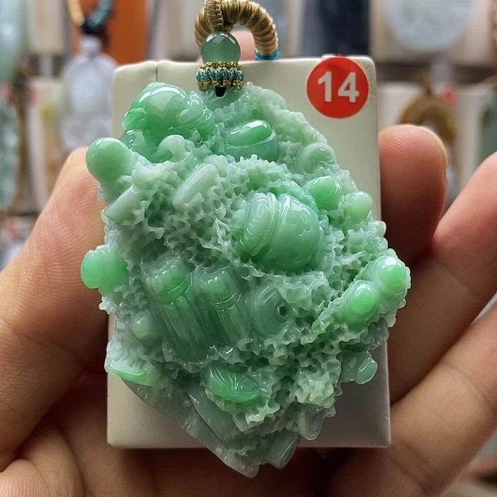 翡翠未镶嵌颈饰每天