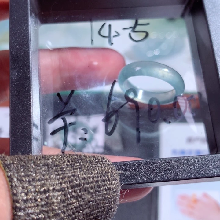 翡翠戒指未镶嵌半****翡翠