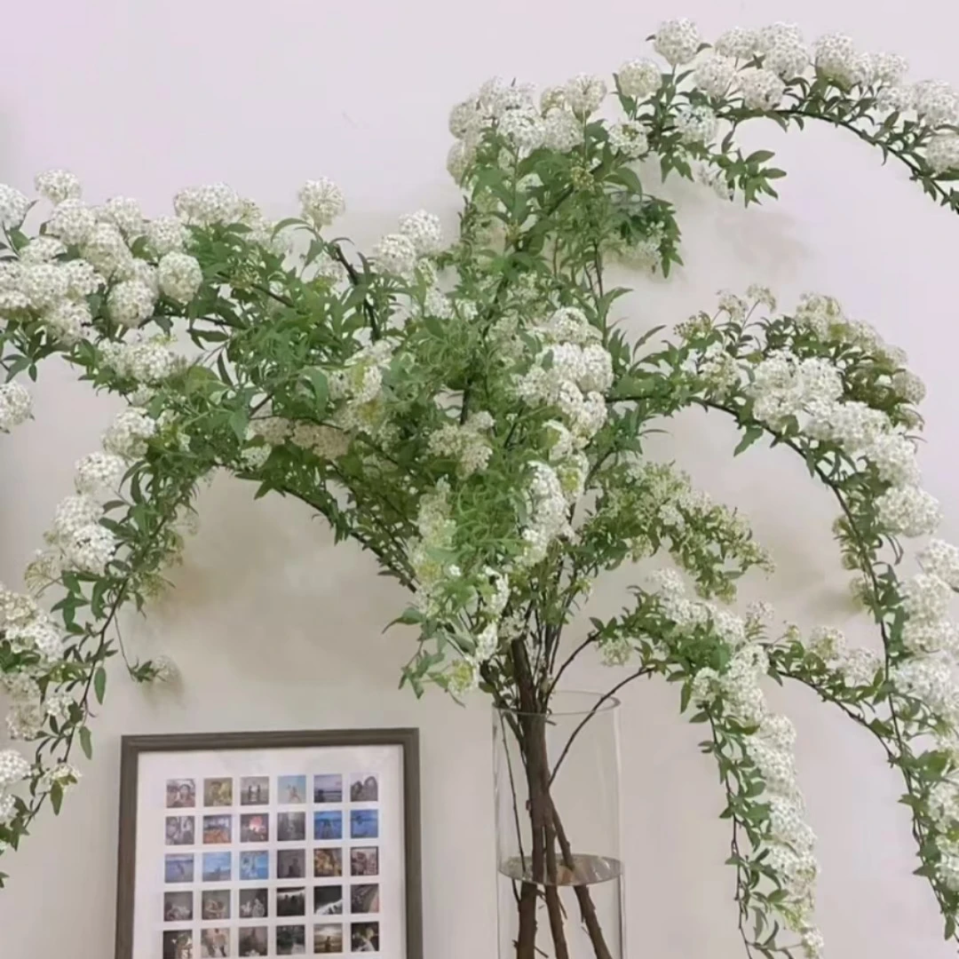 琉璃叠雪春絮语，花瓣如流光织就的锦缎，小手球瓶插花