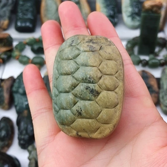 未镶嵌岫岩河磨玉（透闪石质玉）把件