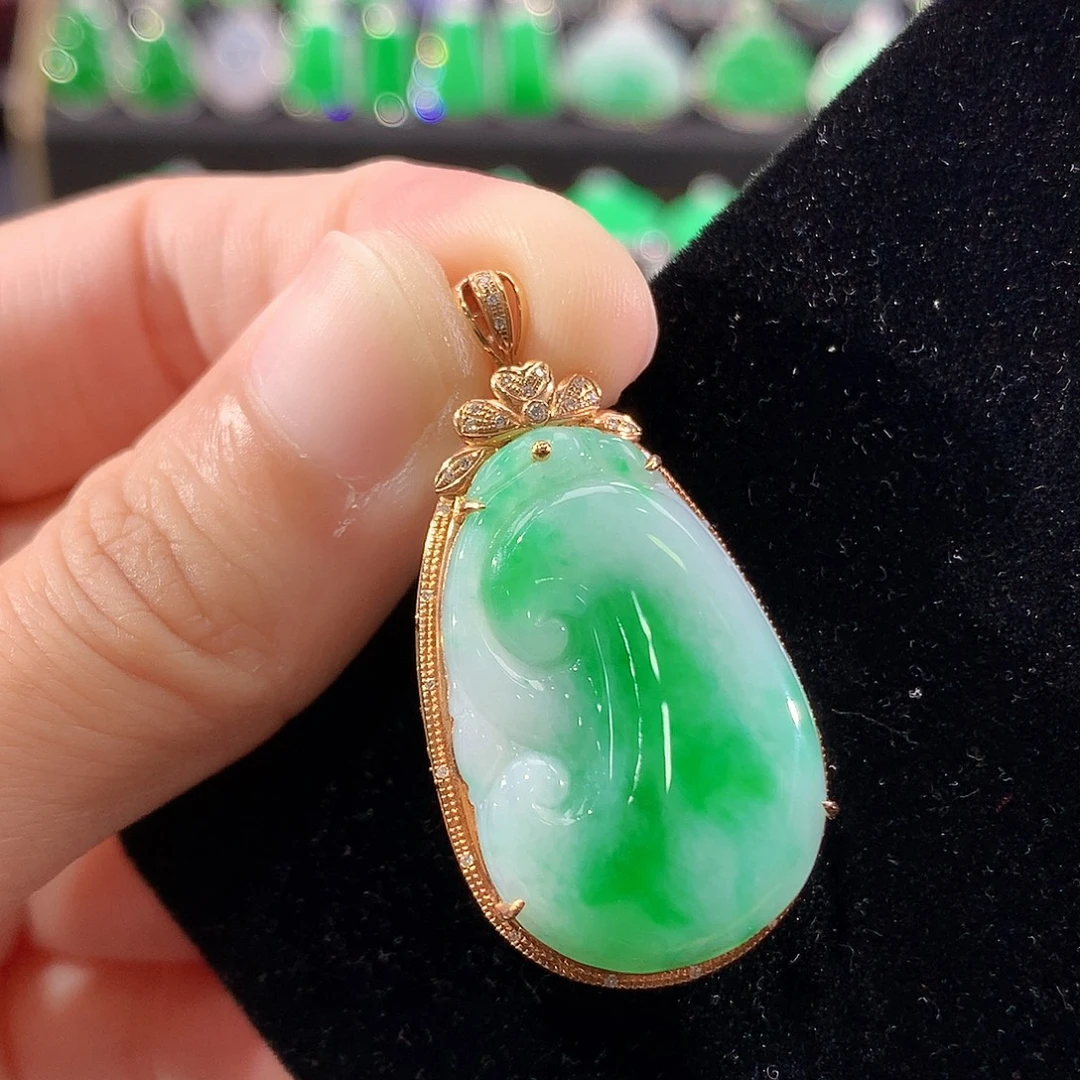 翡翠18K金镶嵌颈饰