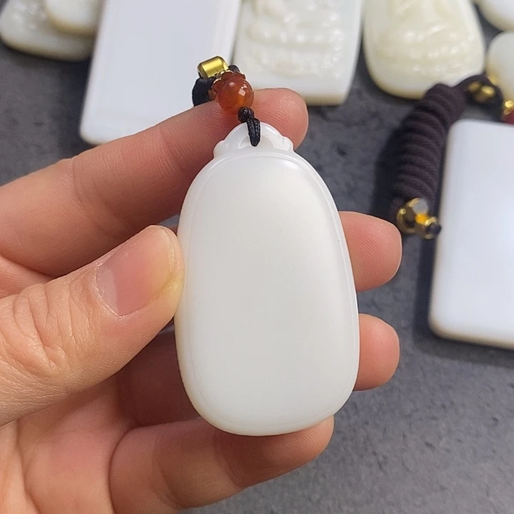 顺***然和田玉未镶嵌颈饰