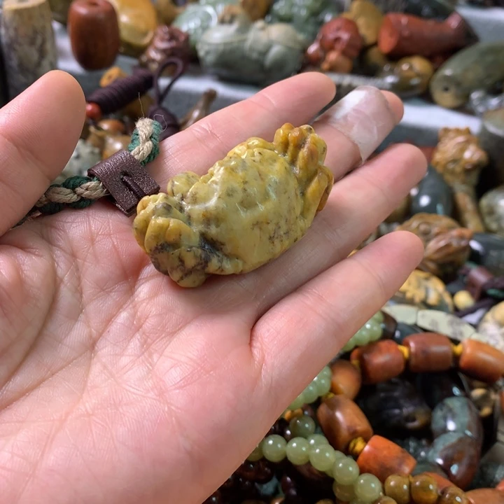 未镶嵌岫岩河磨玉（透闪石质玉）把件