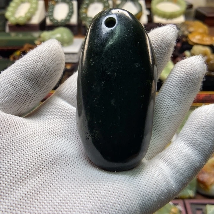 未镶嵌岫岩河磨玉（透闪石质玉）把件