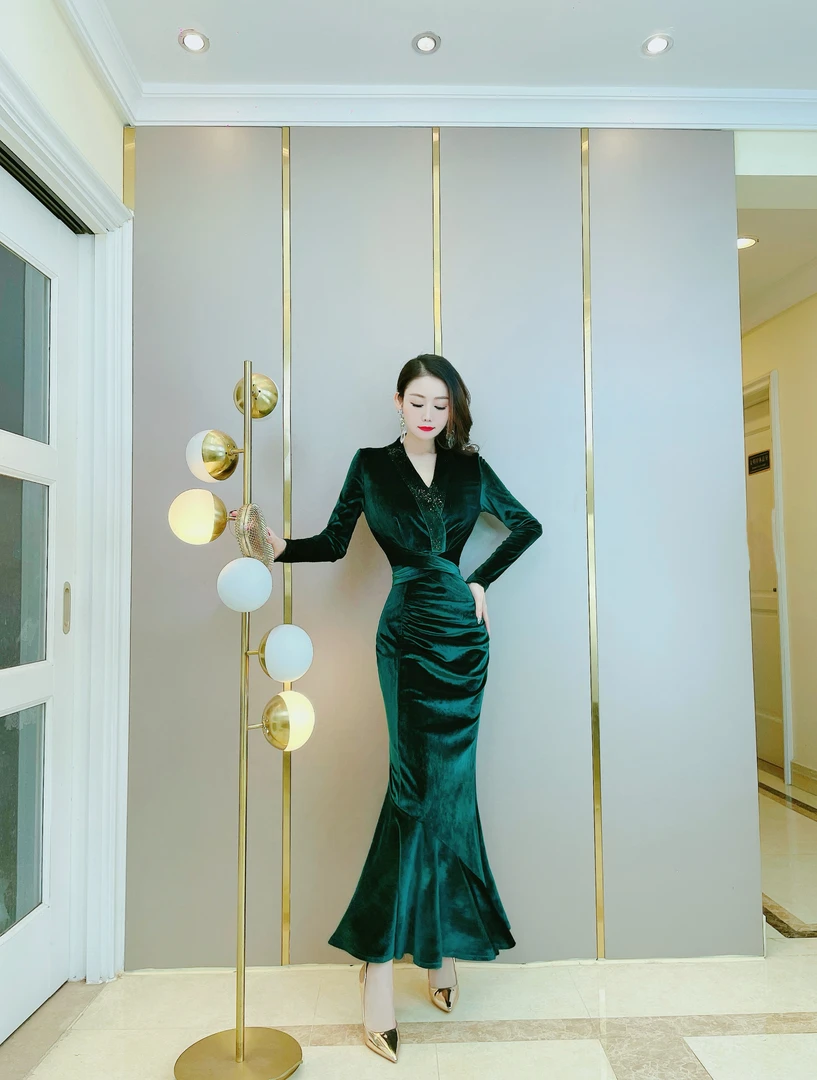 秋冬新款裙子 气质修身显瘦V领中长款高档流行丝绒鱼尾裙