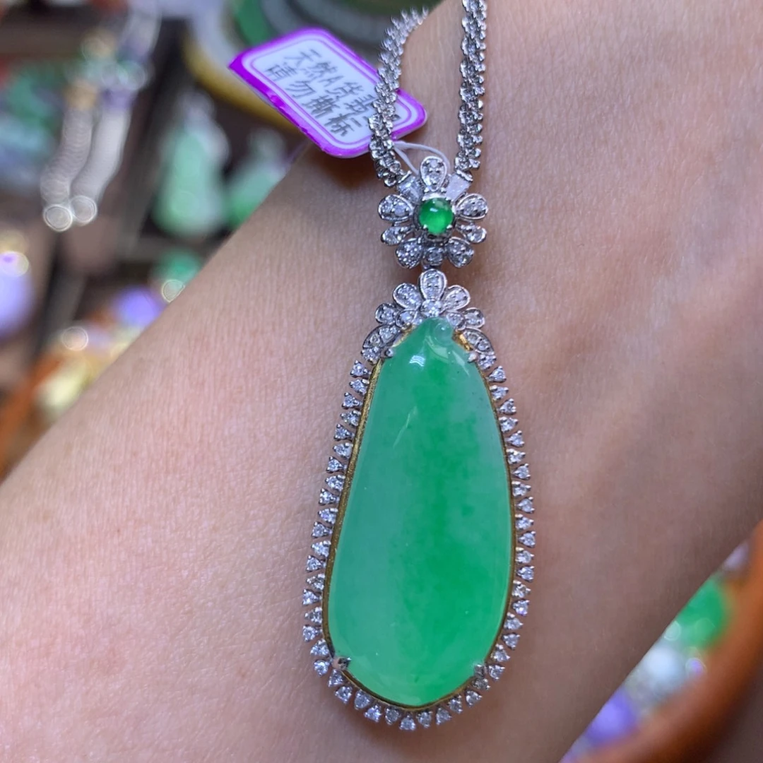 翡翠18K金镶嵌颈饰