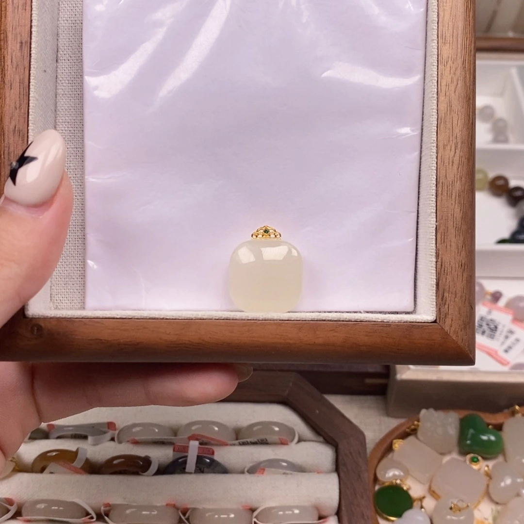 颈饰18K金镶嵌和田玉方糖