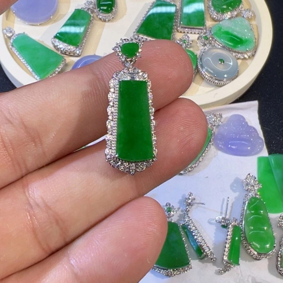 【闪购商品】翡翠颈饰18K金镶嵌缅甸天然翡翠阳绿色无事牌