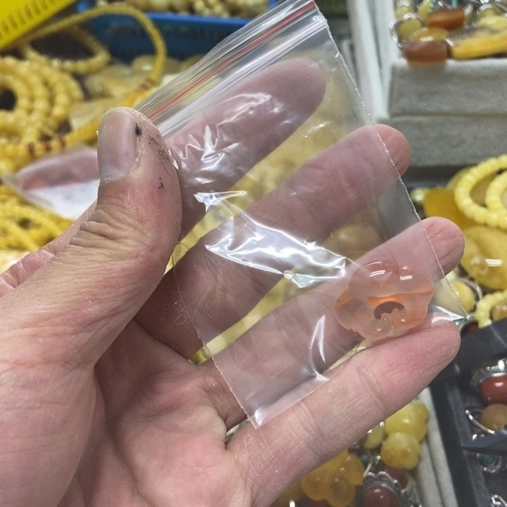 卿***郁南红玛瑙吊坠未镶嵌吊坠