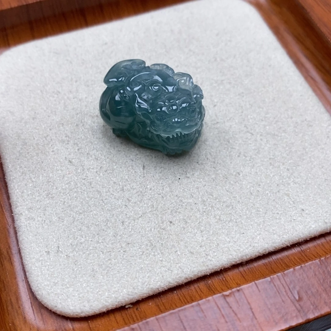 翡翠未镶嵌颈饰如意