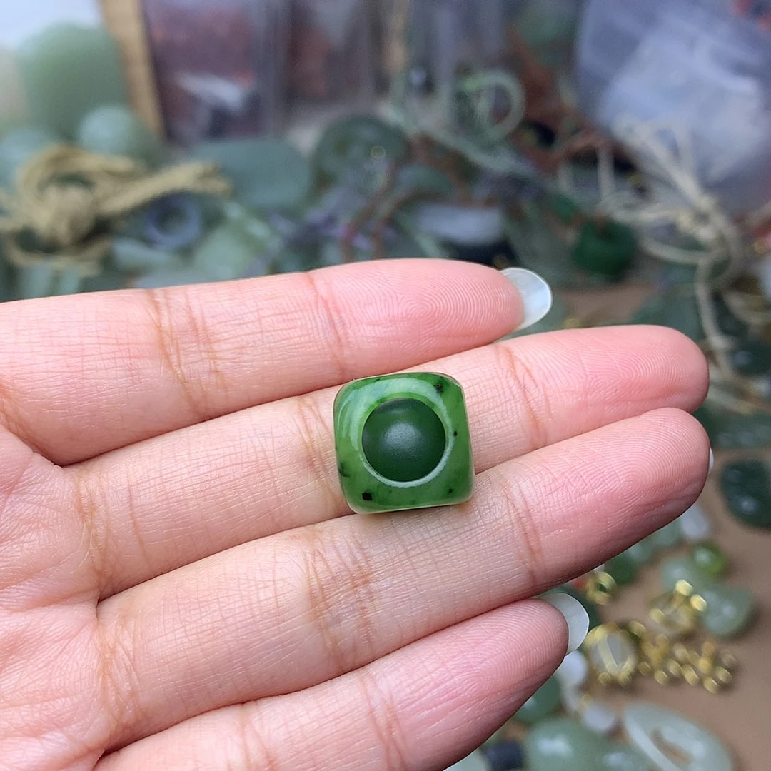 大***喵和田玉未镶嵌颈饰