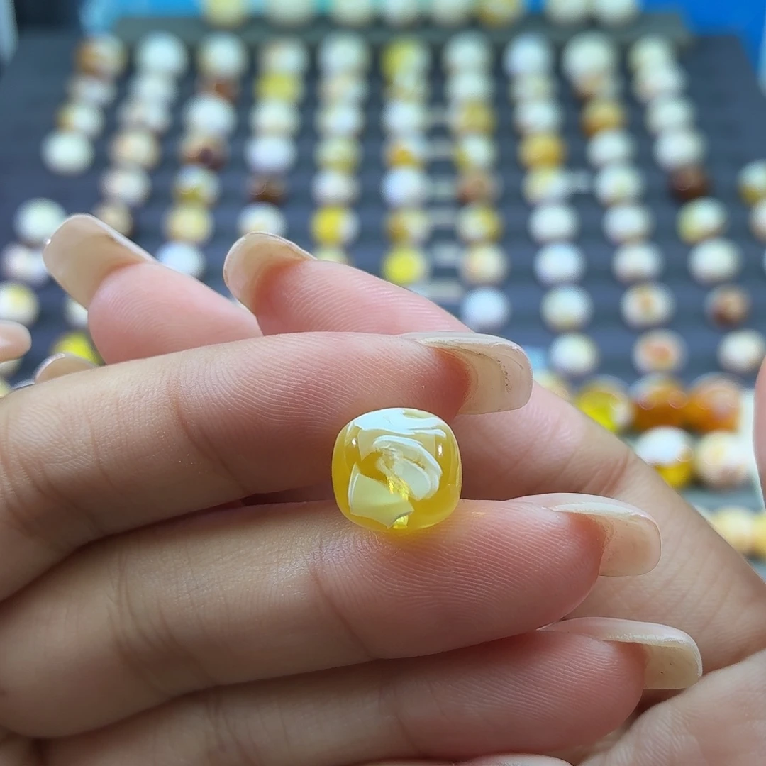 琥珀未镶嵌裸石11.4