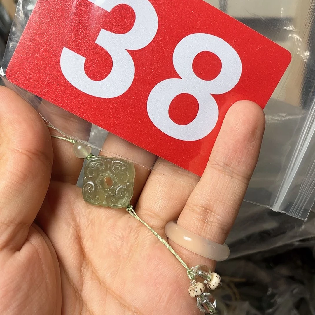 蛇纹石玉颈饰合金?