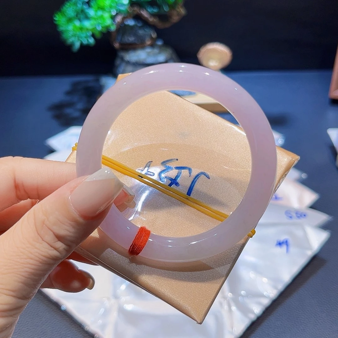 翡翠手镯未镶嵌翡翠手镯
