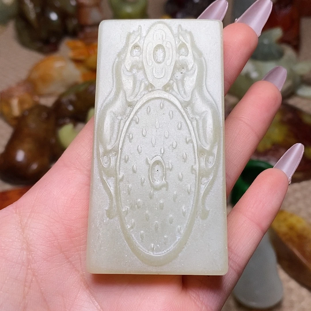 蛇纹石玉足铂镶嵌颈饰